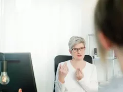 Die Frauenärztin Anja Trapp berät eine Frau zu gynäkologischen Fragestellungen